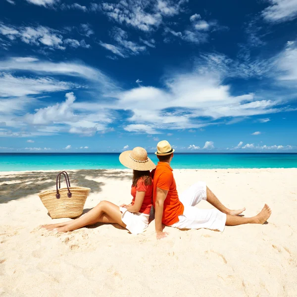 Pareja en una playa en Seychelles — Foto de Stock