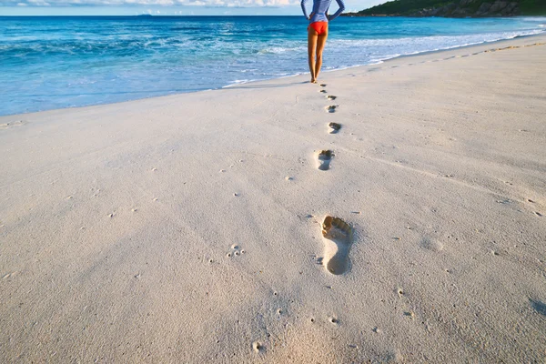 Woman at beautiful beach — Stock Photo, Image