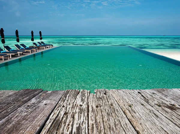 Piscine et ancienne jetée en bois — Photo