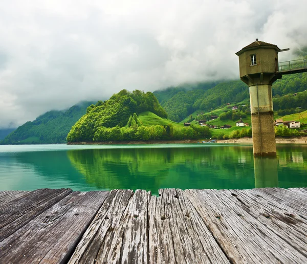 Smaragdgrüner Bergsee in der Schweiz — Stockfoto