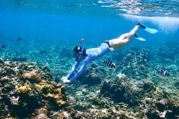 Donna con maschera snorkeling — Foto Stock