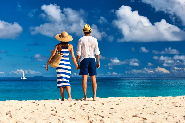 Casal na praia em Seychelles — Fotografia de Stock