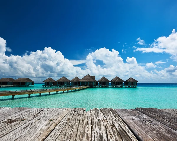 Schöner Strand mit Wasserbungalows — Stockfoto