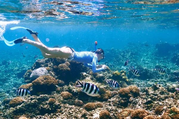 Donna con maschera snorkeling — Foto Stock