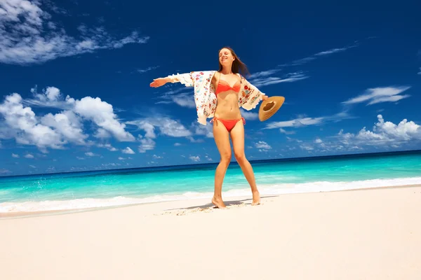 Vrouw met sarong op strand — Stockfoto