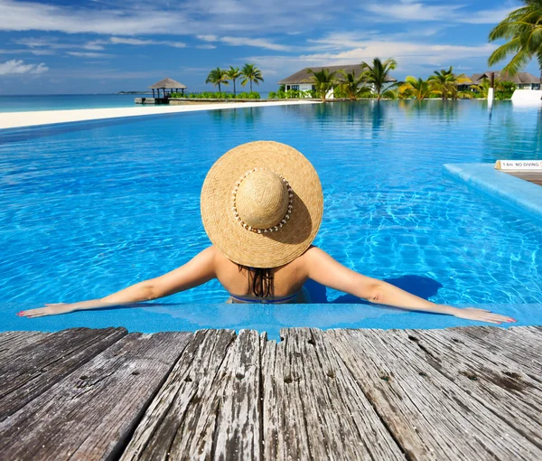 Жінка розслабляється біля басейну — стокове фото