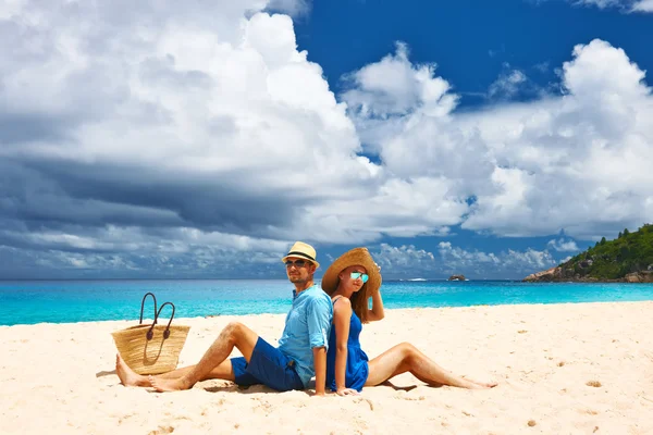 Casal em uma praia em Seychelles — Fotografia de Stock