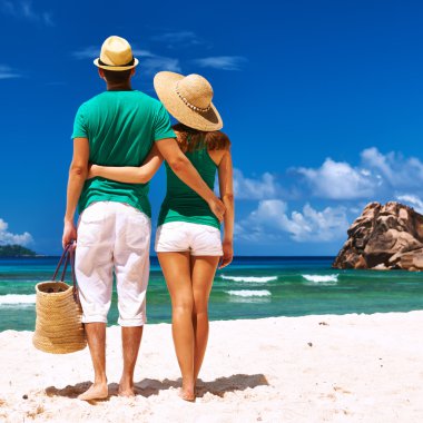 Seyşel Adaları, bir plajda couple