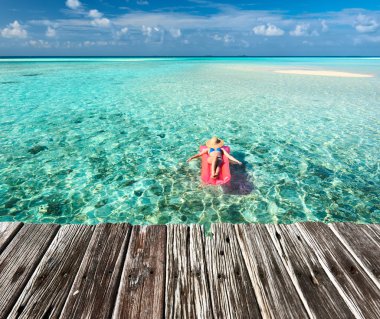 kadın şişme yatak üzerinde rahatlatıcı