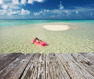 kadın şişme yatak üzerinde rahatlatıcı