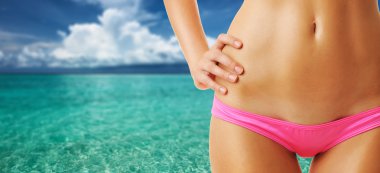 Maldivler de tropik sahilde kadın 