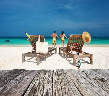 Çift sarılı bir kumsalda dinlenmek