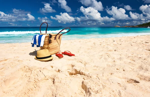 Praia bonita com saco — Fotografia de Stock