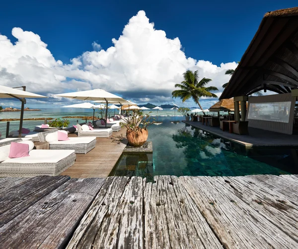 Embarcadero de lujo junto a la piscina — Foto de Stock