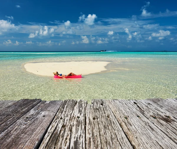 Mulher que relaxa no colchão inflável — Fotografia de Stock