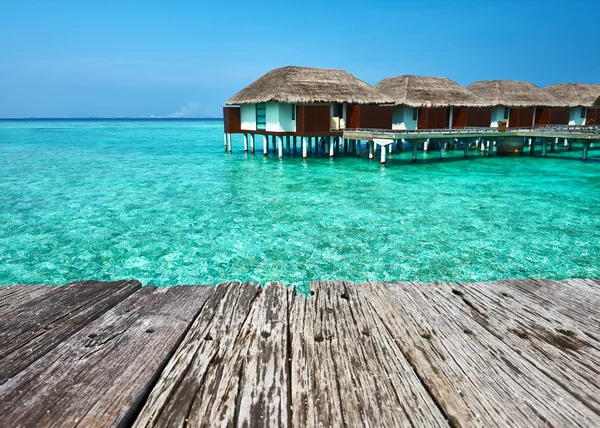 Schöner Strand mit Wasserbungalows — Stockfoto