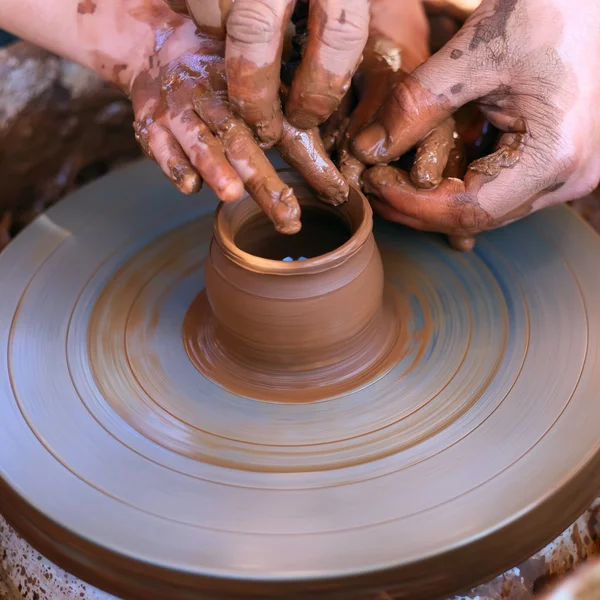 Mani che lavorano sulla ruota della ceramica — Foto Stock