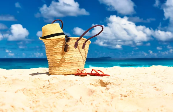 Schöner Strand mit Tasche — Stockfoto