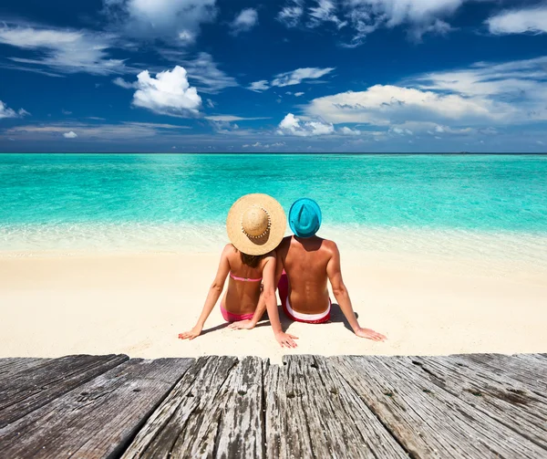 Koppel op een strand op de Malediven — Stockfoto