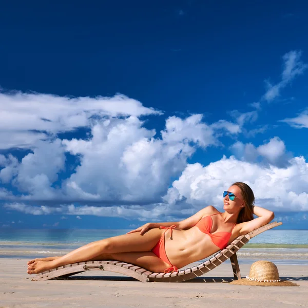 Frau im Bikini am tropischen Strand — Stockfoto