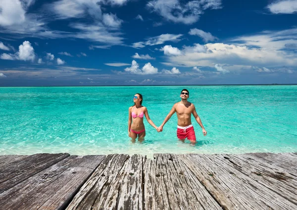 Pareja en una playa en Maldivas — Foto de Stock