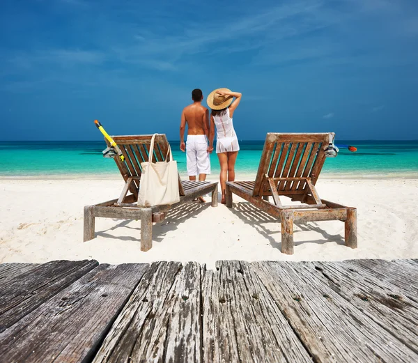 Par i vitt koppla av på stranden — Stockfoto