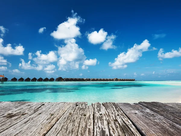 水バンガローと美しいビーチ — ストック写真