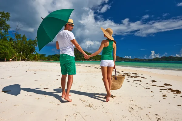 Couple en vert sur une plage — Photo