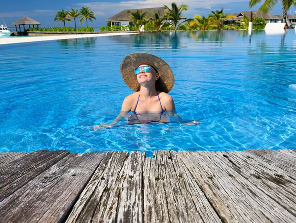 Vrouw ontspannen aan het zwembad — Stockfoto