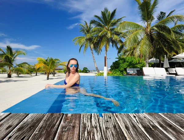 Mulher na piscina — Fotografia de Stock