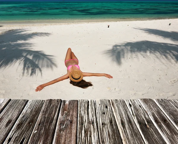 Mujer en la playa tropical — Foto de Stock