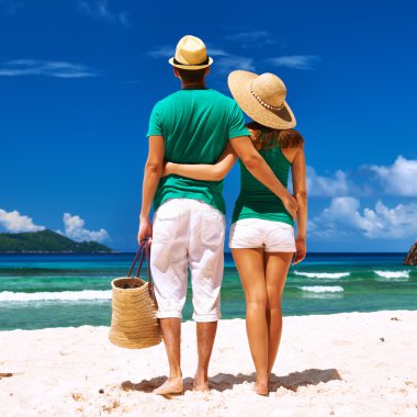 Seyşel Adaları, bir plajda couple