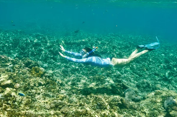 Woman with mask snorkeling — Stock Photo, Image