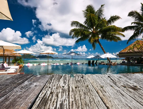 Luxury poolside jetty — Stockfoto