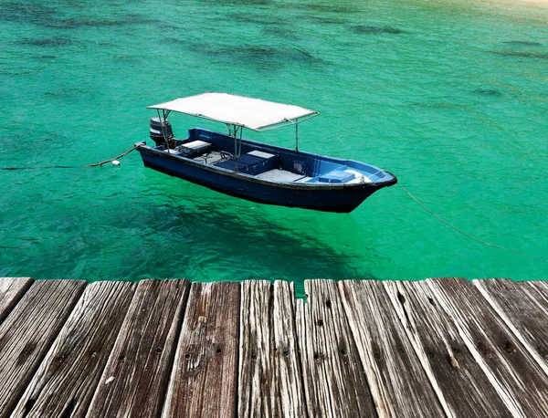 Hermosa playa con barco a motor —  Fotos de Stock