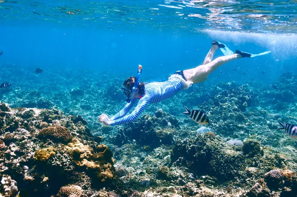 Kvinna med mask snorkling — Stockfoto