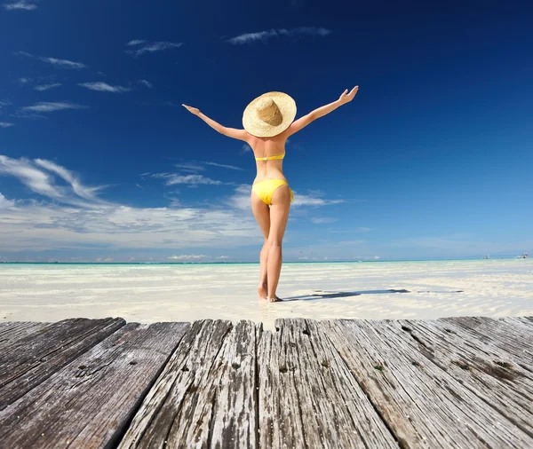 Menina na praia tropical — Fotografia de Stock