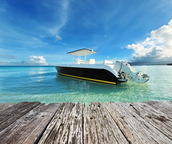 Όμορφη παραλία με μηχανοκίνητο σκάφος — Φωτογραφία Αρχείου