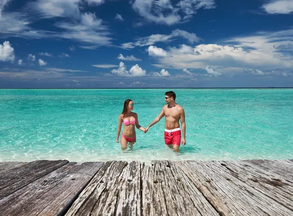 Couple on tropical beach — Stock Photo, Image