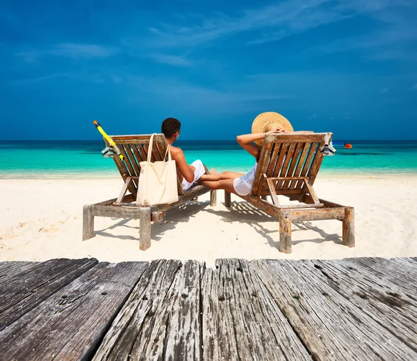 Couple in white relax on beach — Stock Photo, Image