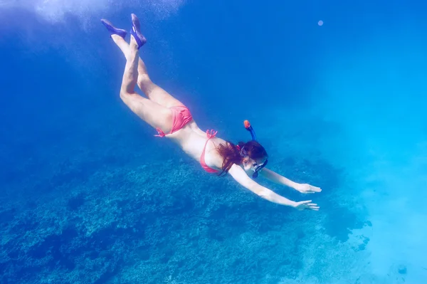 Donna con maschera snorkeling — Foto Stock