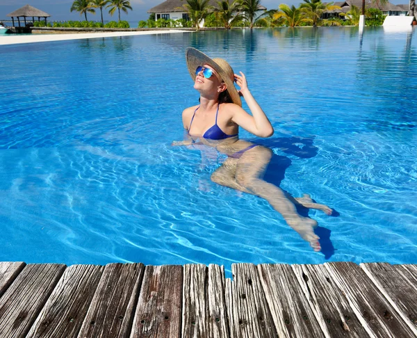 Femeia se relaxează la piscină — Fotografie, imagine de stoc