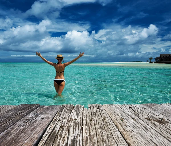 Donna in bikini in spiaggia — Foto Stock