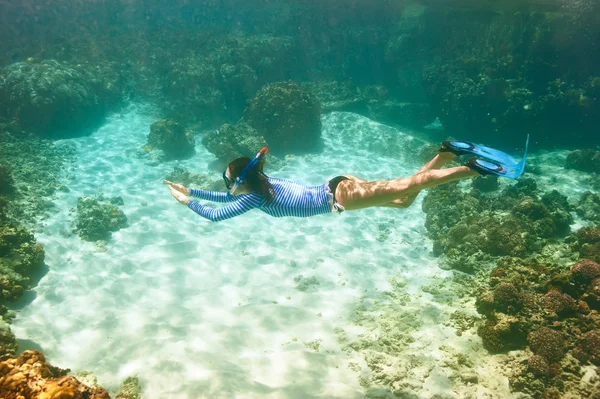 Donna con maschera snorkeling — Foto Stock