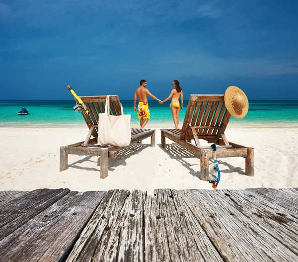Casal relaxar na praia em Maldivas Imagem De Stock