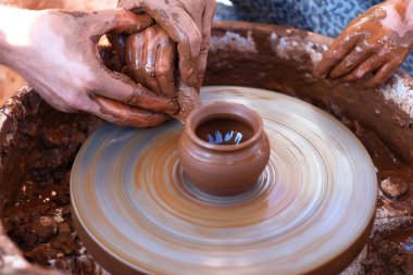 Çömlekçilik direksiyonda çalışan eller