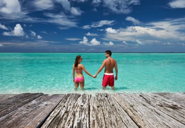 Maldivler bir plajda couple