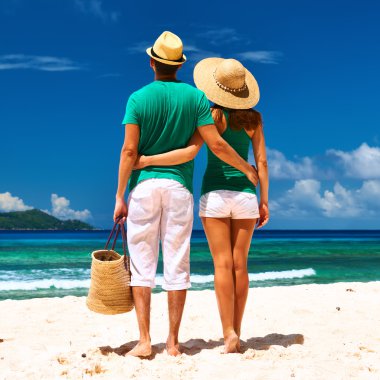 Seyşel Adaları, bir plajda couple