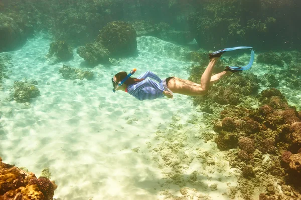 Vrouw met masker snorkelen — Stockfoto