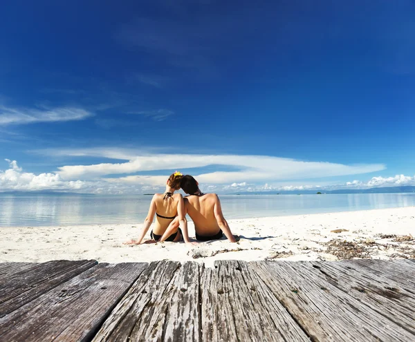 Coppia su una spiaggia tropicale — Foto Stock